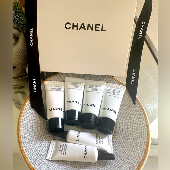 Chanel sample set Hydra beauty x 3 and Le lift eyes x 2 plus cleanser - Picture 1 of 6